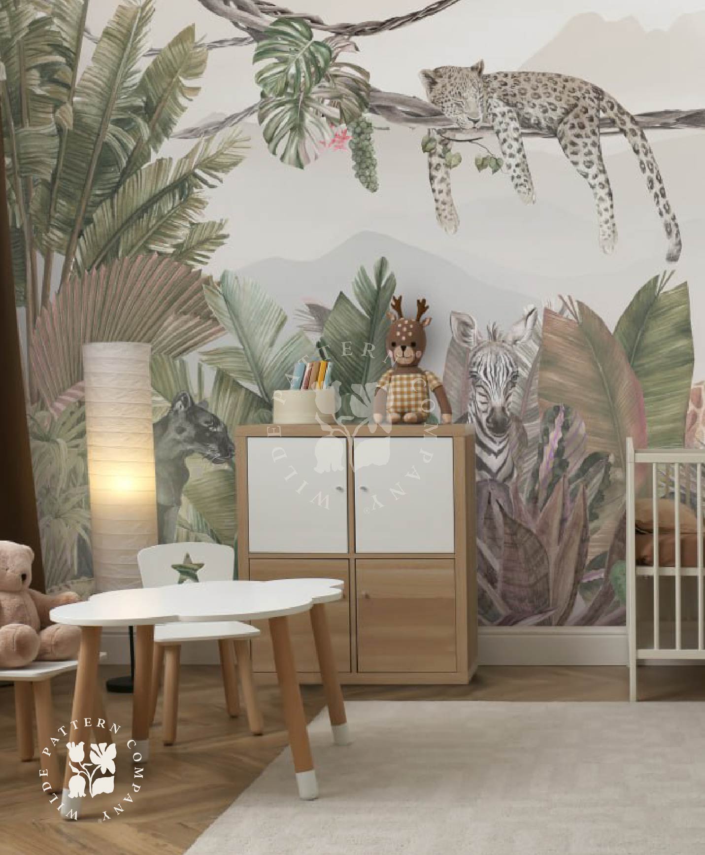 Children's wallpaper with jungle-themed wallpaper